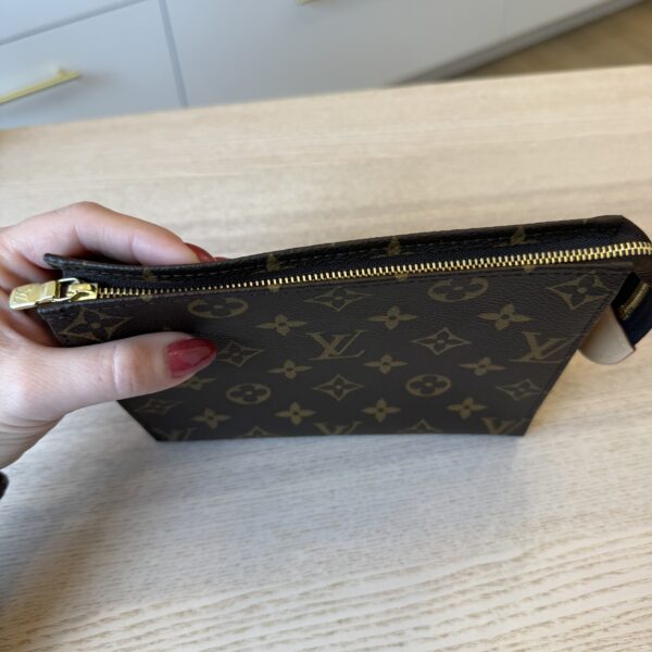 Louis Vuitton Monogram Toiletry 19