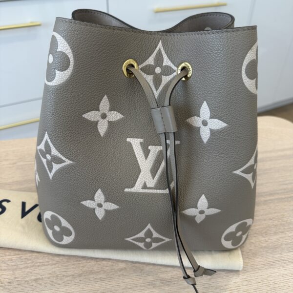 Louis Vuitton Empreinte Monogram Giant Neonoe MM Tourterelle Creme