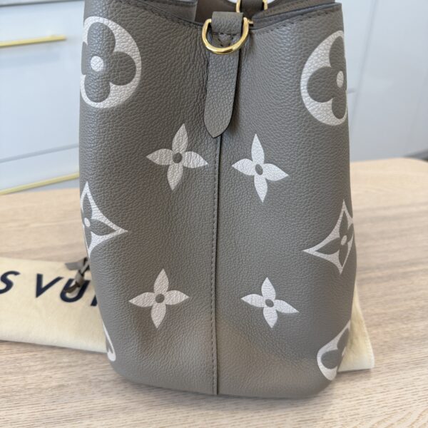 Louis Vuitton Empreinte Monogram Giant Neonoe MM Tourterelle Creme