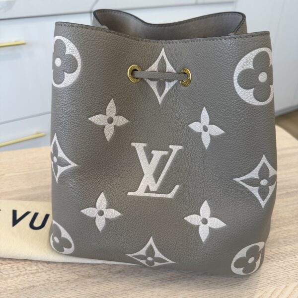 Louis Vuitton Empreinte Monogram Giant Neonoe MM Tourterelle Creme