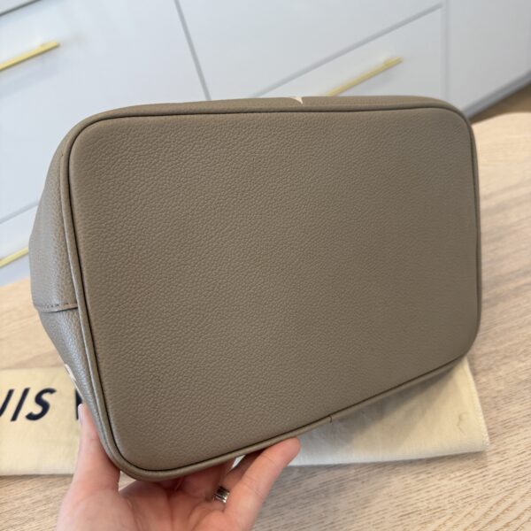 Louis Vuitton Empreinte Monogram Giant Neonoe MM Tourterelle Creme