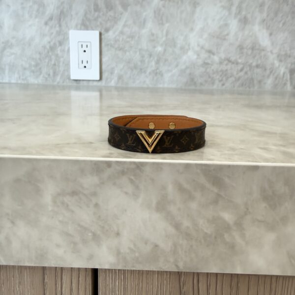 Louis Vuitton Monogram Canvas Essential V Bracelet Size 17