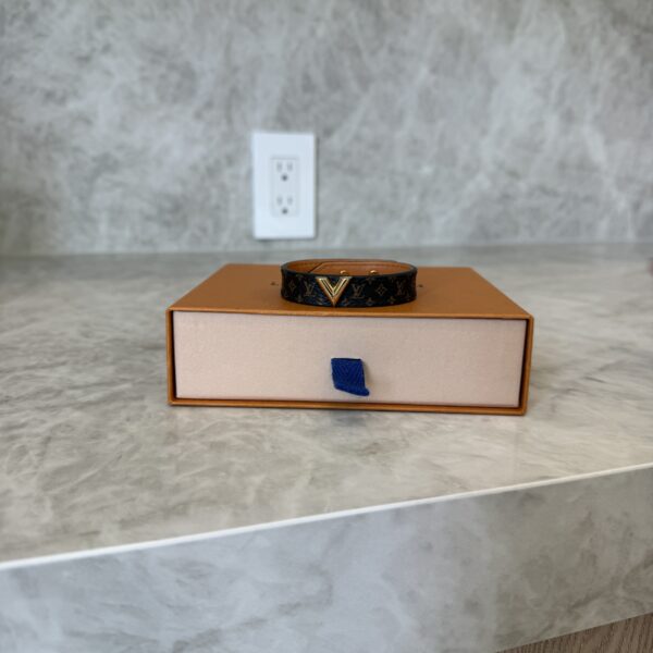 Louis Vuitton Monogram Canvas Essential V Bracelet Size 17