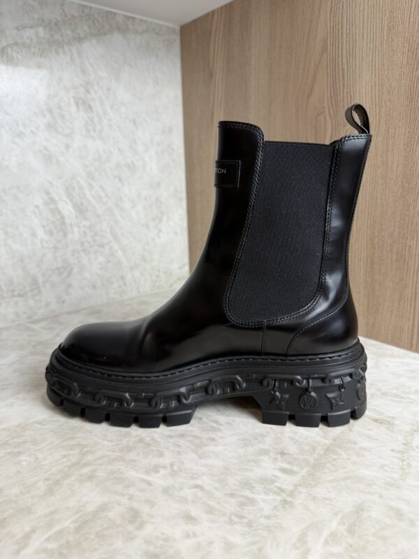 LOUIS VUITTON LV Squad Chelsea Ankle Boot Black