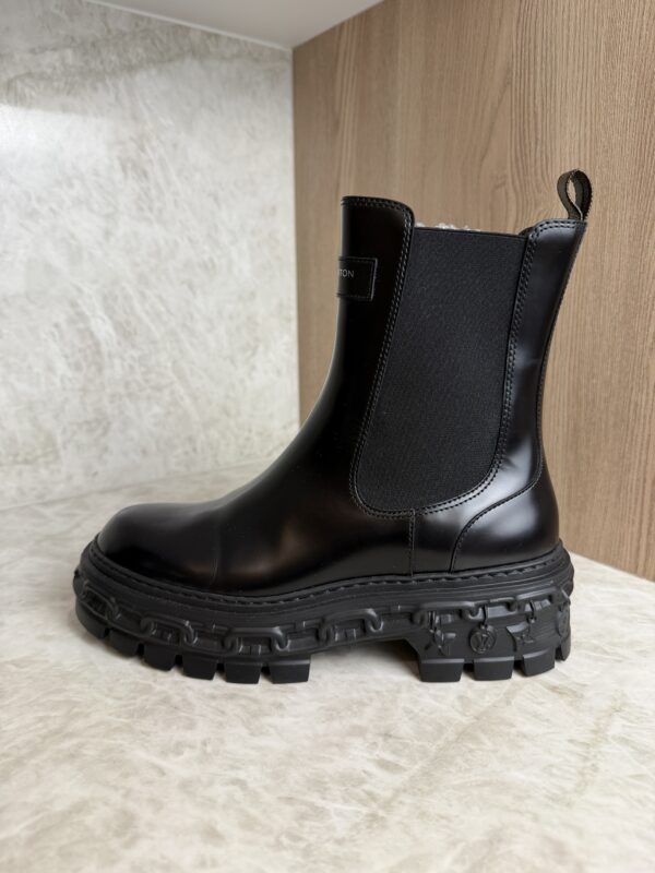 LOUIS VUITTON LV Squad Chelsea Ankle Boot Black