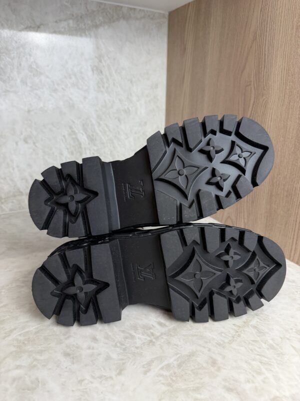 LOUIS VUITTON LV Squad Chelsea Ankle Boot Black